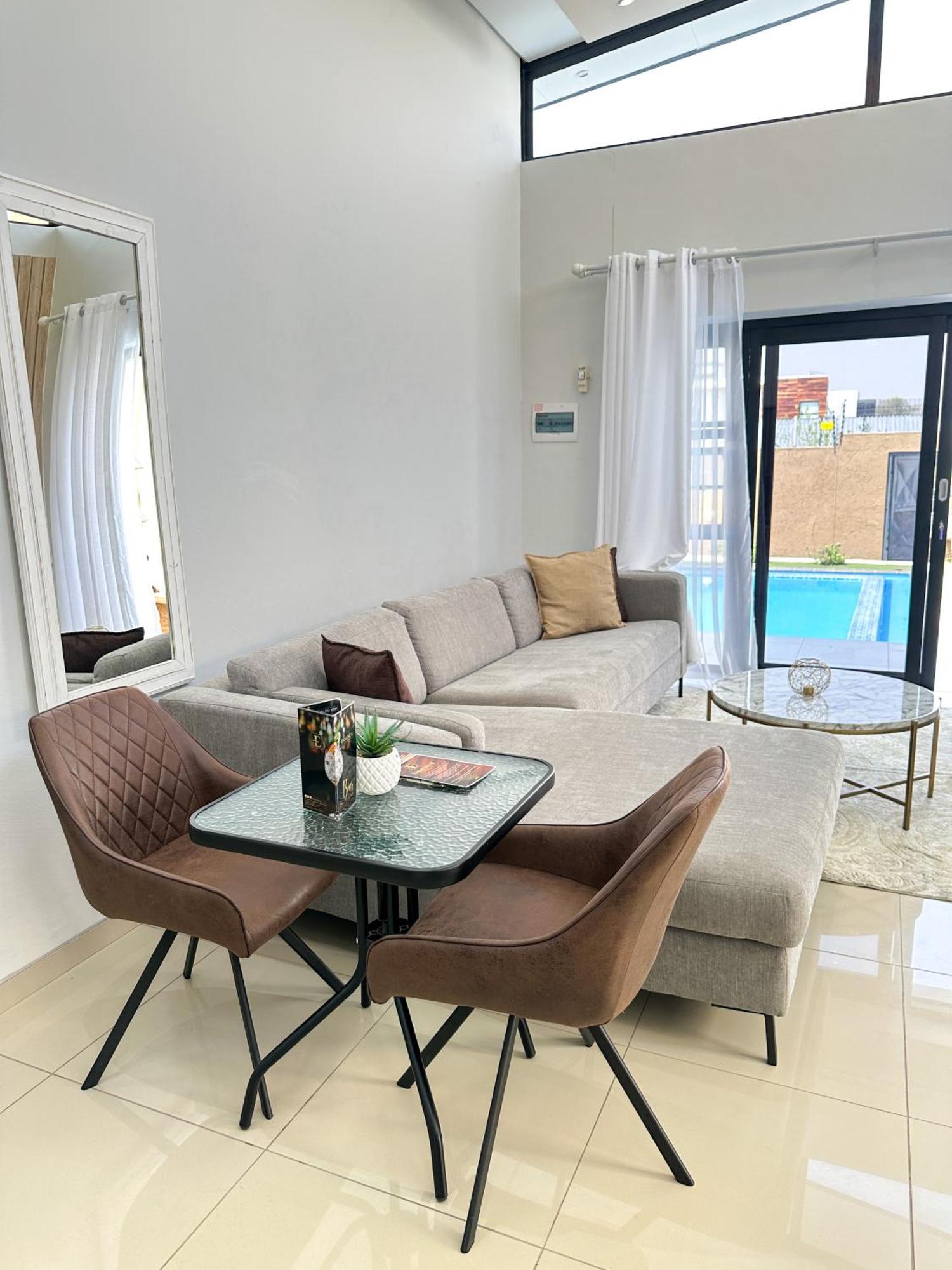 Essence Lifestyle Self-Catering Accommodation Windhoek Extérieur photo